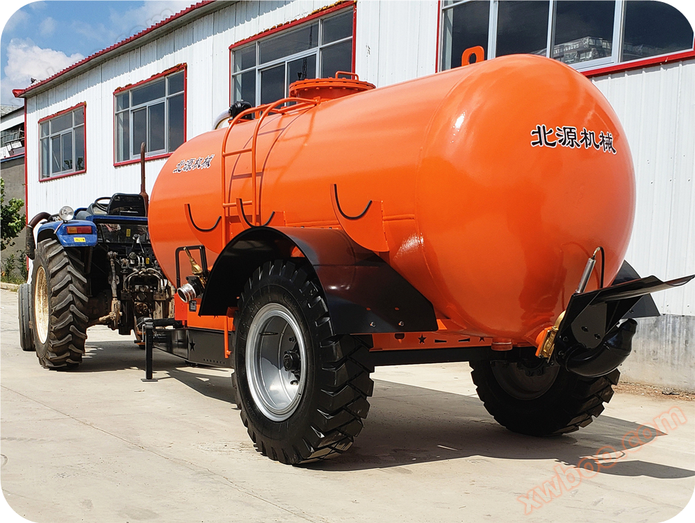 Liquid fertilizer spreader